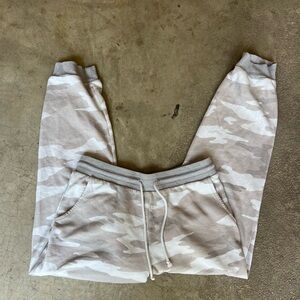 American Eagle camo joggers/sweatpants